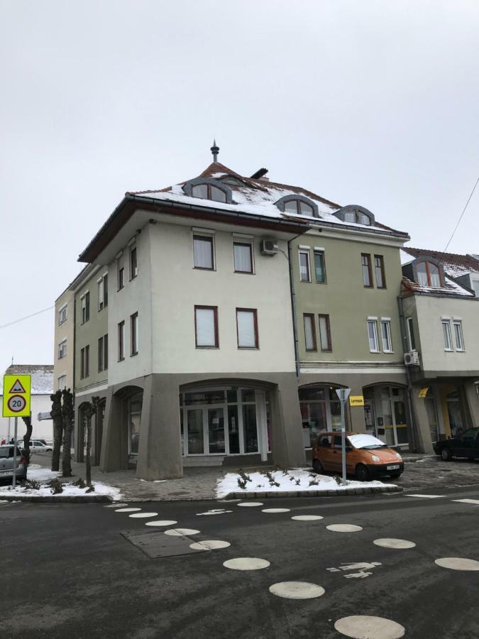 Gabor Pal 1 Apartman 2 Szoba Dunafoldvar Bagian luar foto